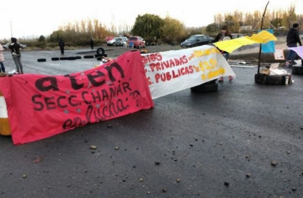 Los docentes cortaron la Ruta 22 y reclamaron mejoras salariales