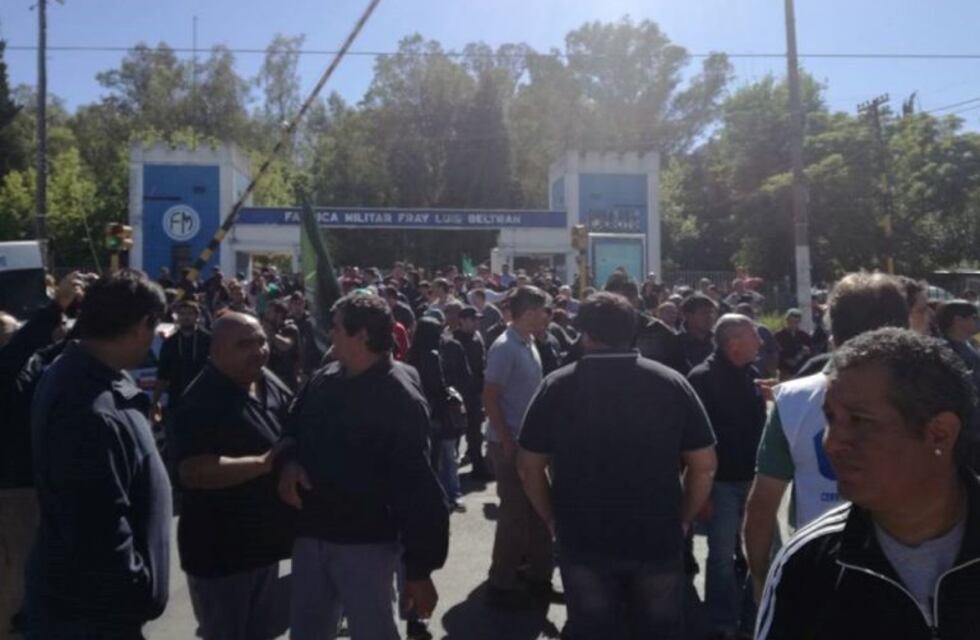 Personal de la Fábrica Militar de Fray Luis Beltrán se manifestó en contra de los despidos