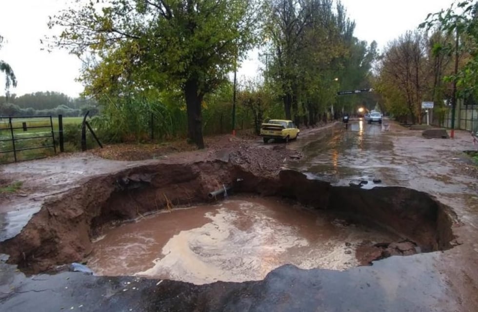 Un auto cayó a un socavón de 10 metros de diámetro en Guaymallén