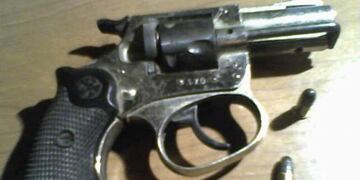 Se le incautó al hombre un revólver calibre 22 corto