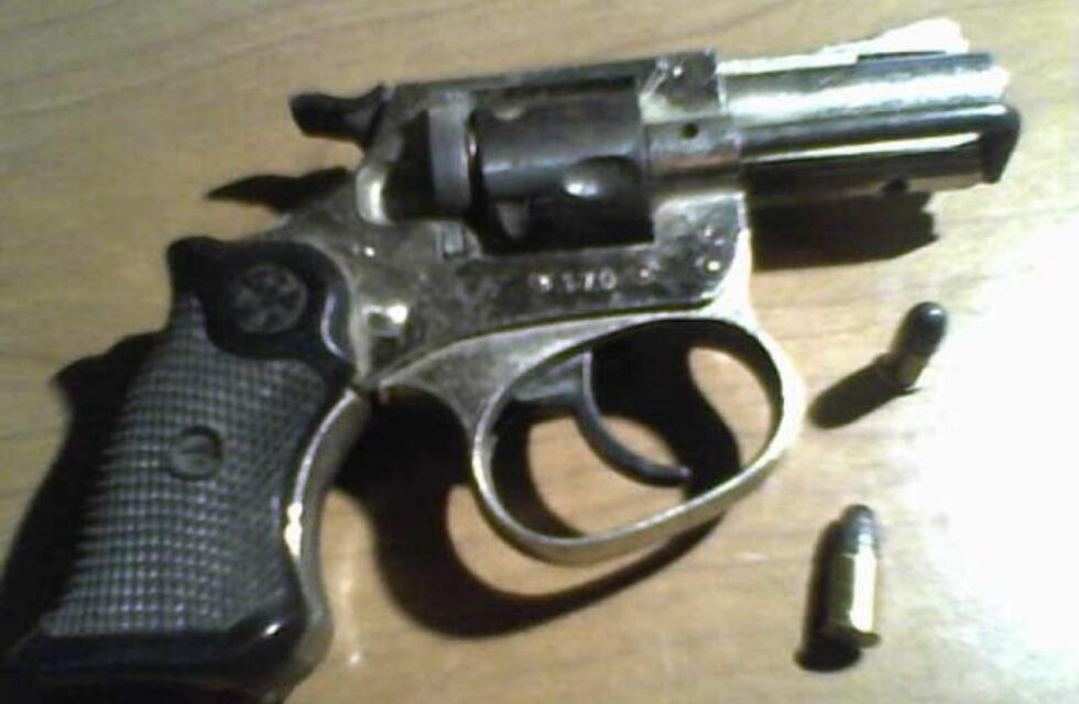 Anciano en un brote de violencia amenazó a su pareja de 78 años con arma de fuego