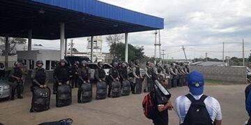 Balas de goma y gas lacrimógeno entre trabajadores de UTA y policías