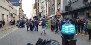 Acudieron al lugar la Brigada de Explosivos, personal de Defensa Civil y tránsito\u002E