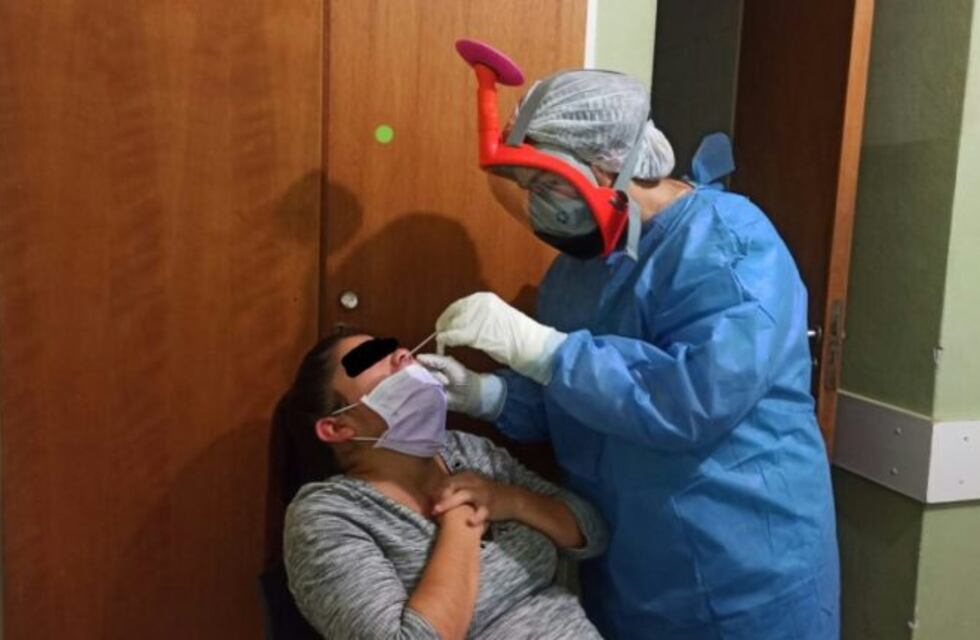 Una fundación donó máscaras de buceo adaptadas para reemplazar al barbijo profesional