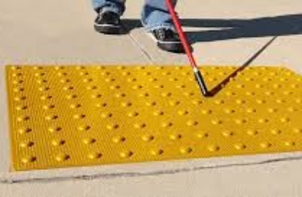 Concejales piden baldosas podotáctiles para personas ciegas