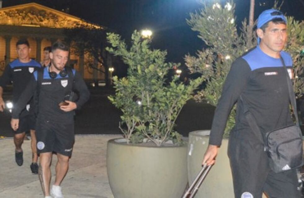 A los jugadores del Tomba los sorprendieron en el aeropuerto de Mendoza