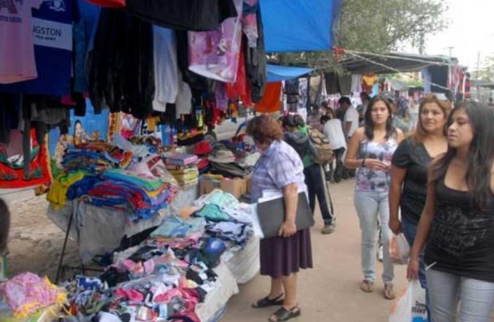 Villa El Libertador: puesteros salen a defender el trabajo en la feria