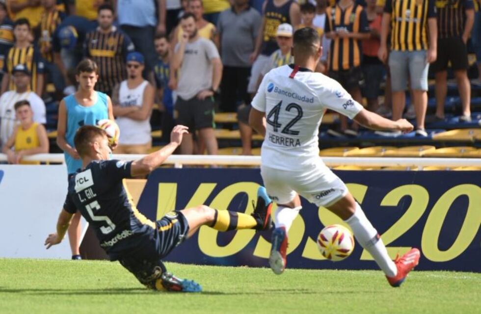 San Lorenzo aprovechó en el final y Central perdió en su casa