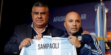 Argentina's soccer coach Jorge Sampaoli, right, and President of the Argentine Football Association (AFA) Claudio Tapia hold up a jersey together, baring the name of Argentina's new coach, at a press conference in Buenos Aires, Argentina, Thursday, June 1, 2017\u002E (AP Photo/Natacha Pisarenko) ezeiza Jorge Sampaoli Claudio Tapia conferencia de prensa del director tecnico de la seleccion nacional de futbol director tecnico de la seleccion nacional de futbol asuncion presentacion