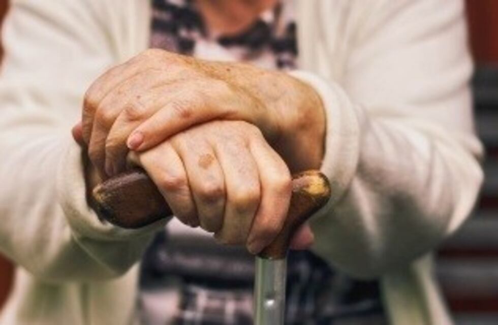 Piden no interrumpir la provisión de pañales para adultos