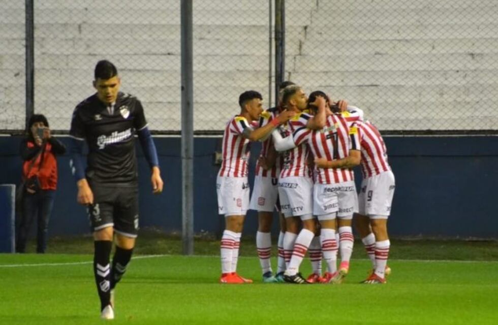 San Martín de Tucumán goleó, gusto y continúa entre los primeros del campeonato