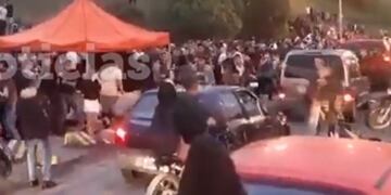 Salvaje agresión a un auto (Imagen: Captura de grabación de celular)