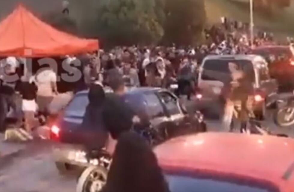Violencia pura: le destrozan el auto a una familia que quiso atravesar una fiesta callejera