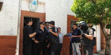 La banda asaltó una sucursal del Credicoop luego de pasar por la Subcomisaría 13° de General Lagos\u002E (Nexofin)