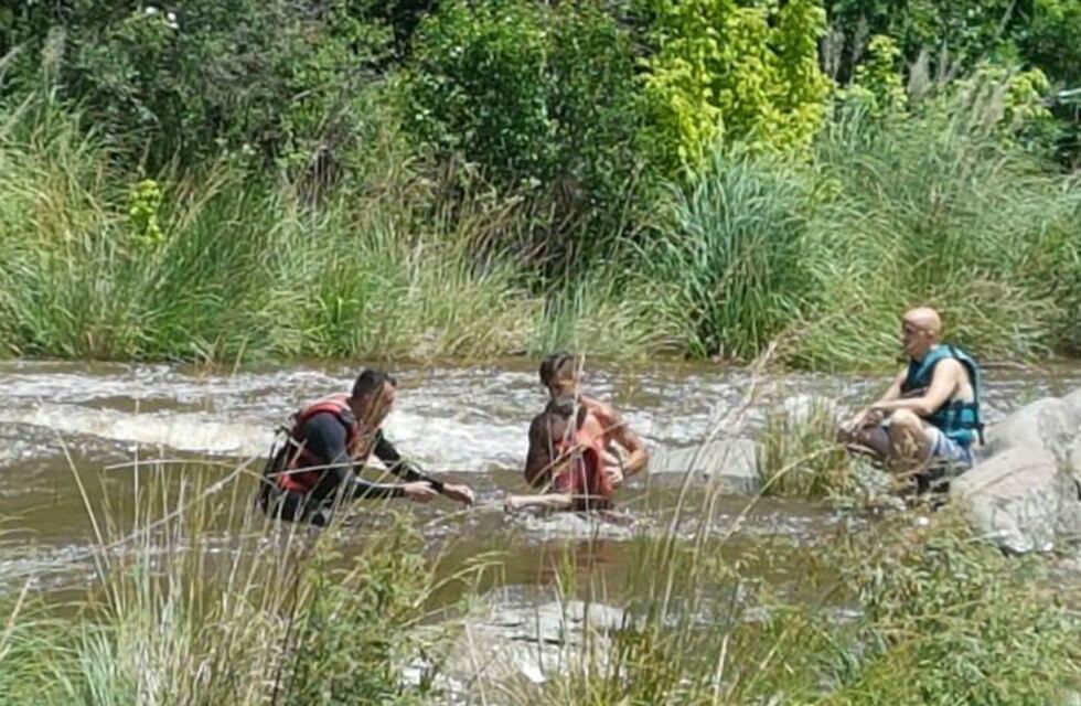 Rescataron a un hombre y sus dos hijos en el río Los Chorrillos