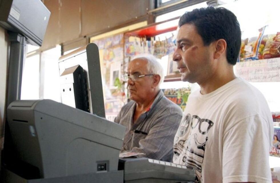 Golpean a padre e hijo y roban la recaudación de una quiniela