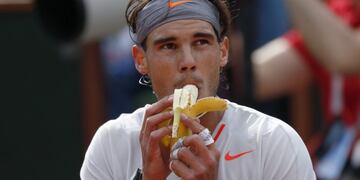 Rafa Nadal comiendo una banana