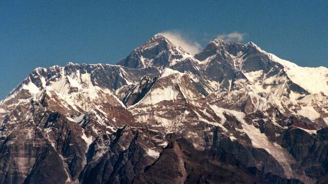 ARCHIVO - Fotografu00eda del Monte Everest tomada desde un aviu00f3n el 29/11/1996. Expertos de la India volveru00e1n a medir este au00f1o la altura del Everest para acabar con las especulaciones acerca de si la montau00f1a mu00e1s alta del mundo pudo haberse contrau00eddo durante e