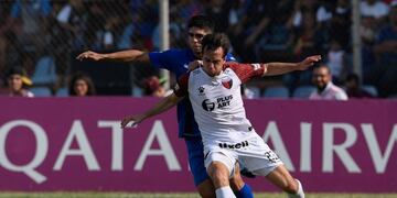Christian Bernardi (front) of Argentina's Colon vies for the ball with Daniel Rivillo of Venezuela's Zulia during a Copa Sudamericana football match between Argentina's Colon and Venezuela's Zulia in Maracaibo, Venezuela, on August 8, 2019\u002E (Photo by FEDERICO PARRA / AFP)