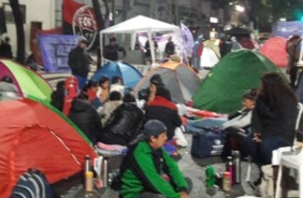 Organizaciones sociales montaron un acampe en Entre Ríos y Alsina en contra de la violencia de género