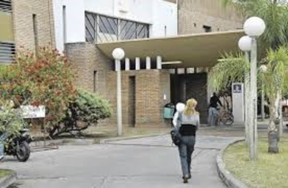 Un bebé está grave tras ser golpeado y acusan a su madre y al novio de ella