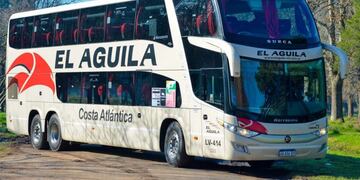 Iba a transportar estudiantes platenses a Rosario y dio positivo en cocaína en un control previo