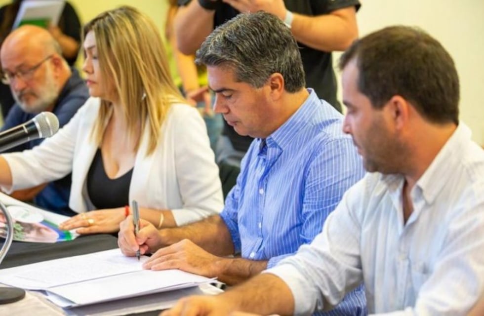 El gobernador firmó convenios para fortalecer a los consorcios rurales