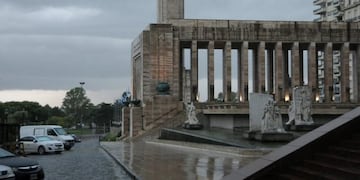 La ciudad amaneció con el cielo parcialmente nublado.