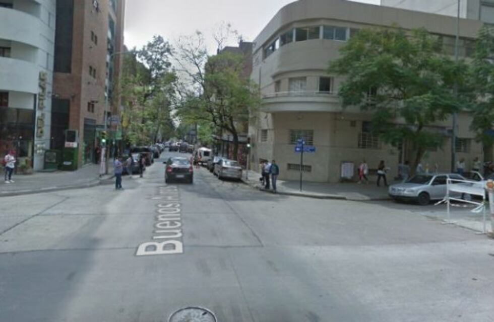 En contramano por Nueva Córdoba atacaron a martillazos a los policías que los detuvieron