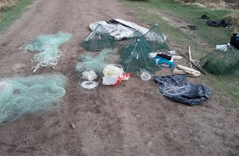 Siete chinos pescaban electrificando el agua en los humedales de Laguna Larga