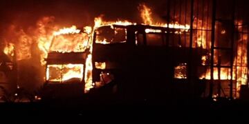 Ardieron más de 40 colectivos en uno de los galpones de la empresa Monticas\u002E