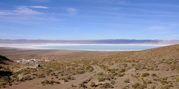 Imponente vista del salar de Olaroz, en Jujuy