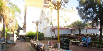 Venta ambulante en el Paseo Bosetti, en el centro de Posadas\u002E