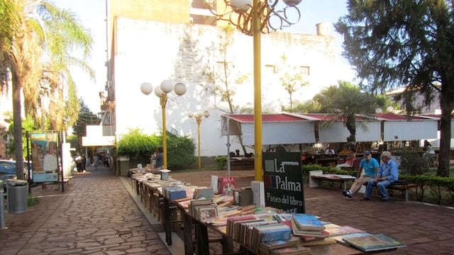 Venta ambulante en el Paseo Bosetti, en el centro de Posadas\u002E