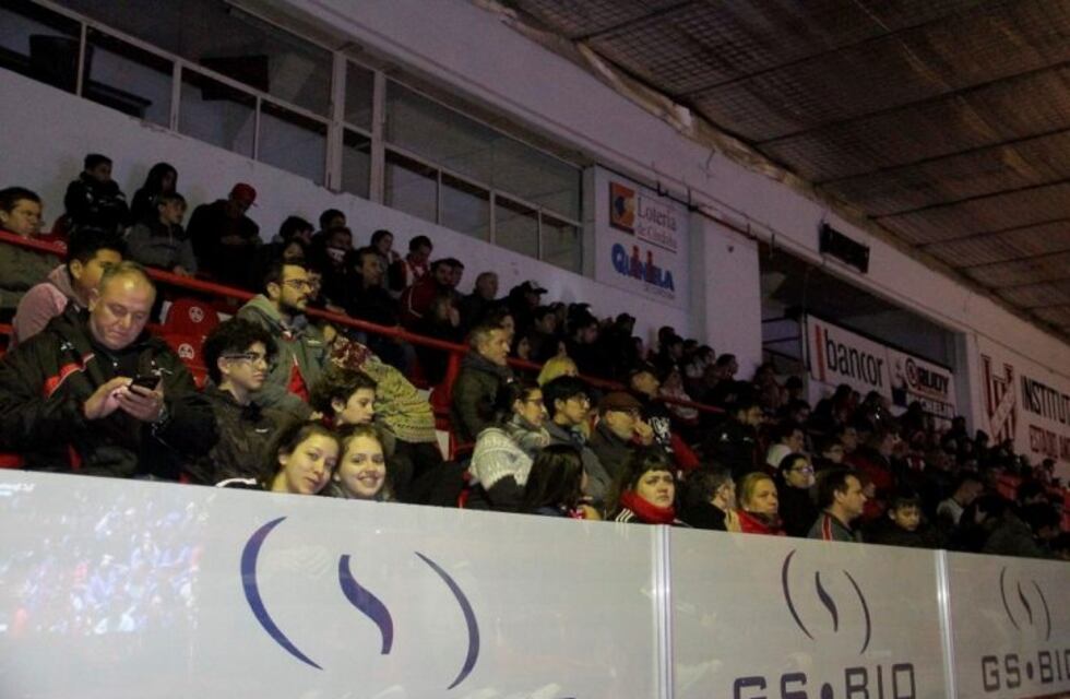 El aguante de los hinchas de Instituto en el Ángel Sandrín
