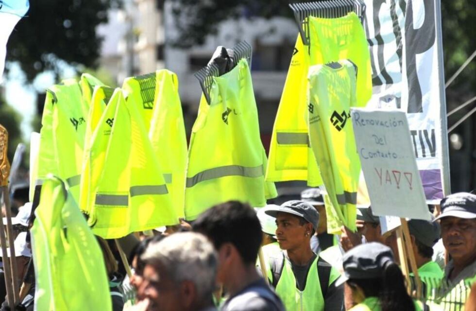 Diferentes agrupaciones reclaman frente al Palacio Municipal