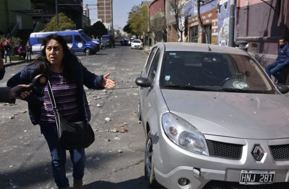 Graves incidentes en la marcha de Luz y Fuerza: 9 detenidos, 12 autos destrozados y 4 policías heridos