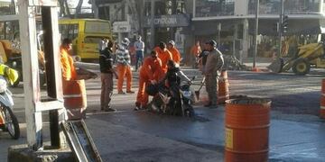 Un hecho insólito ocurrió este miércoles en la zona sur de la ciudad\u002E Un motociclista quiso pasar por una calle que estaba siendo reparada y terminó atascado\u002E