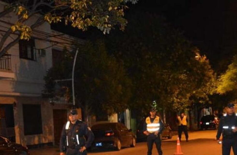 Detienen a un conductor que iba armado y que intentó atacar a varios efectivos