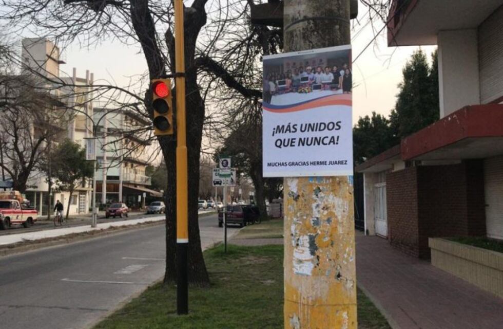 Carteles de respaldo y agradecimiento para Herme Juárez aparecieron en las calles de San Lorenzo