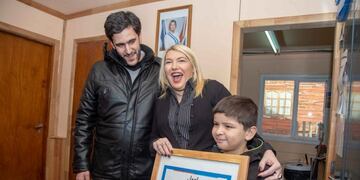 La gobernadora Rosana Bertone con Joel, el niño de la película