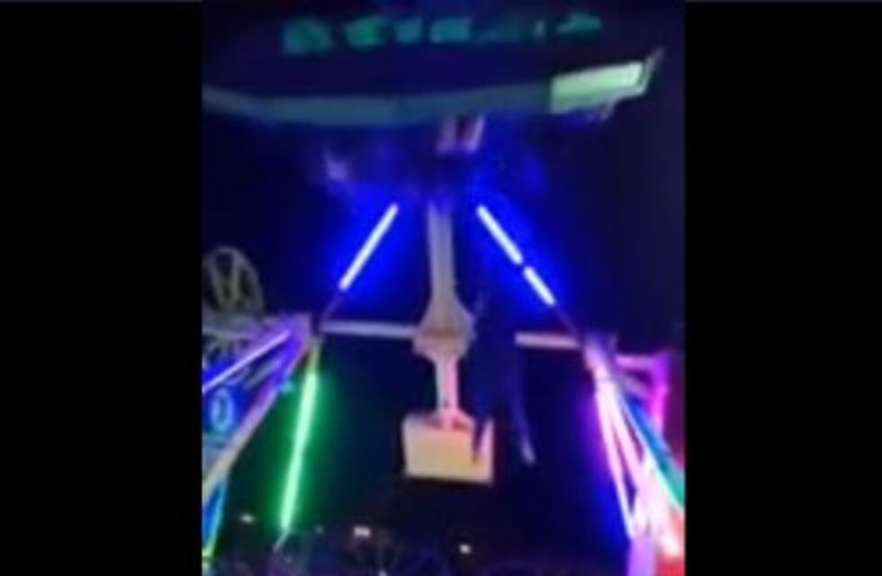 Captaron en un video el momento en que una joven salió volando de la atracción de un parque de diversiones
