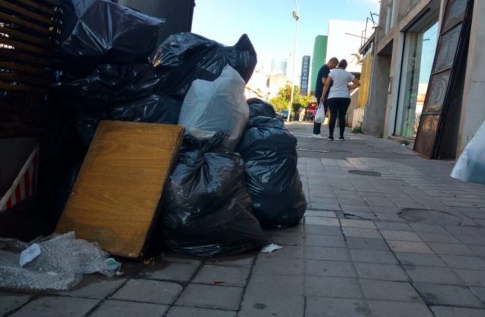 En fotos: la ciudad, tapada de basura tras el fin de semana largo