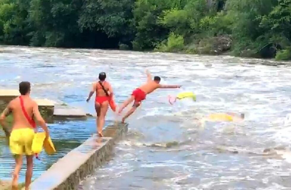 Carlos Paz: así entrenan los guardavidas en plena creciente