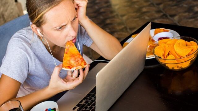 El estrés y la ansiedad son algunos de los factores que afectan nuestra alimentación durante el encierro. (Ilustrativa)