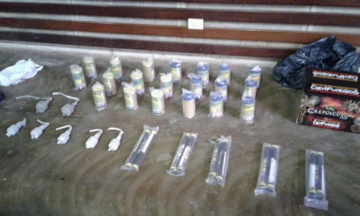 La policu00eda encontru00f3 bengalas, potes de humo y bombas de estruendo.