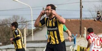 Con goles y fútbol, Martín Michel fue figura en Santamarina\u002E