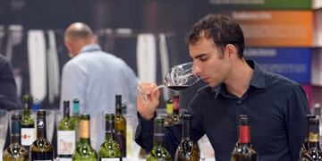 A visitor tastes wine at the Vinexpo, the world's biggest wine fair, in Bordeaux, southwestern France, on June 19, 2017\u002E / AFP PHOTO / NICOLAS TUCAT francia Bordeaux exposicion Vinexpo industria vitinicola exposiciones