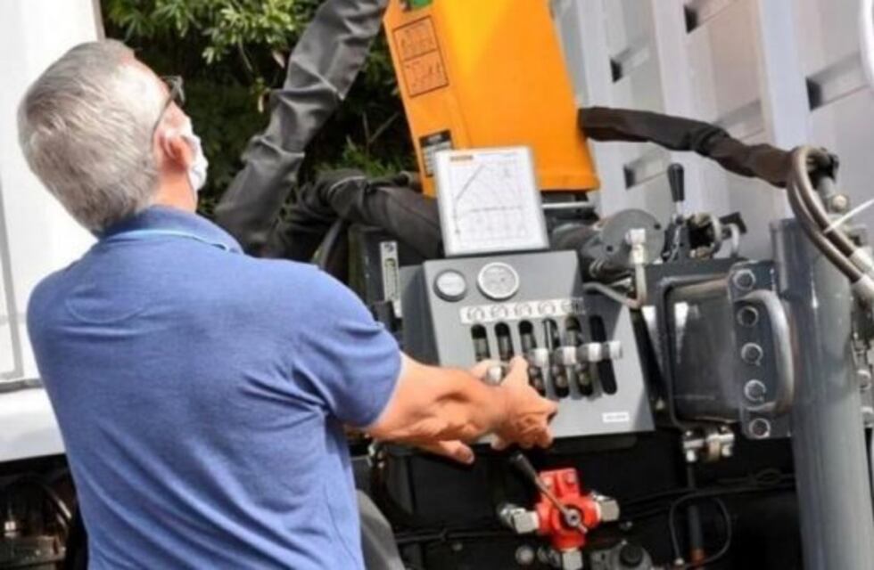 La localidad de Montecarlo incorporó un camión volcador con grúa