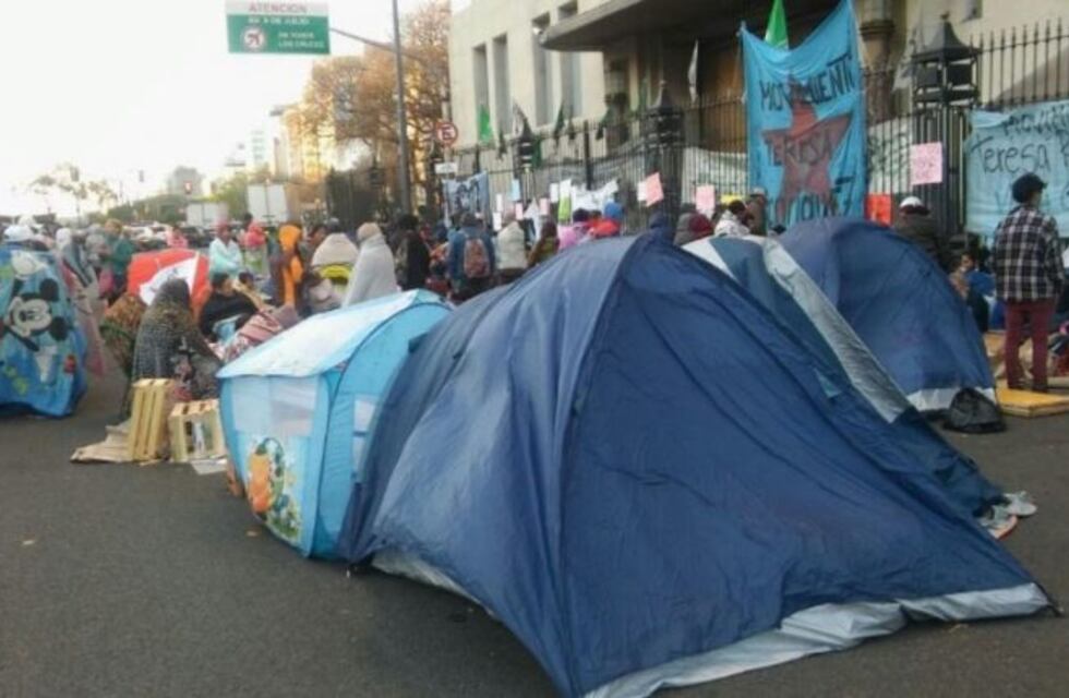 Continúa el caos en la 9 de Julio por un acampe frente al Ministerio de Desarrollo Social